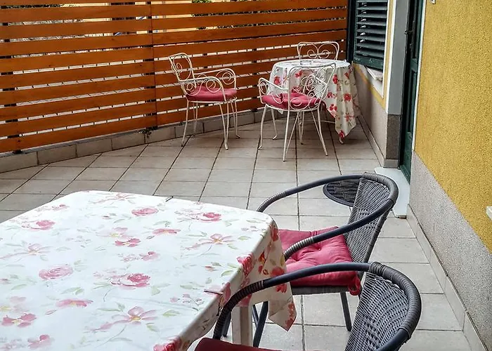 Holiday House Sara أوباتيا