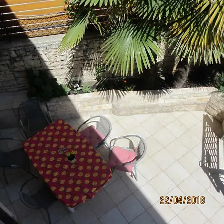 בית נופש House Sara *